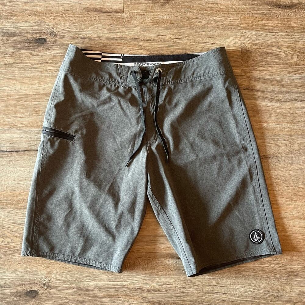Volcom Gray 4 Way Stretch Board Shorts Size 30